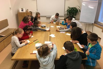Misijní klubko výrobou pohlednic podpořilo misie