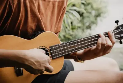 Hra na ukulele 